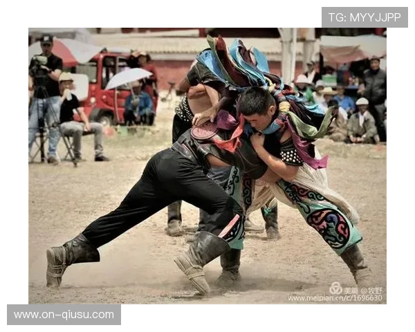 蒙古国举办传统摔跤网络联赛，直播技术助力民俗体育传播