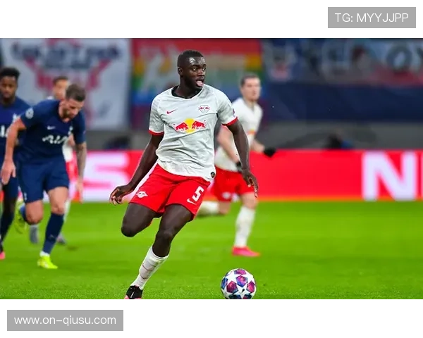 拜仁计划与于帕梅卡诺续约，视其为后防核心