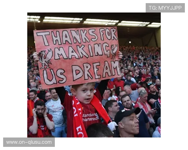 巴萨小球迷场边举牌：未来为你而来